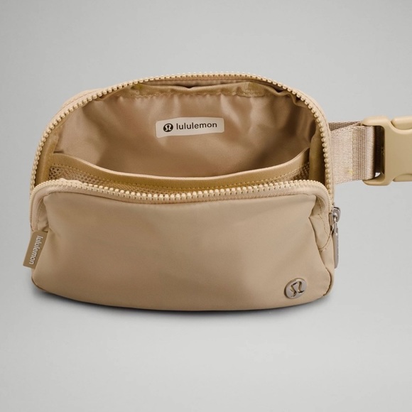✨Lululemon Everywhere Belt Bag-Trench 1L✨ - Picture 1 of 4